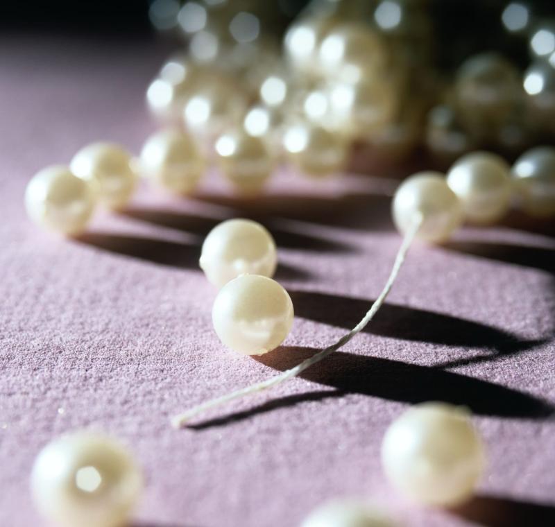 Перенизать жемчуг самостоятельно: когда стоит, а когда нет