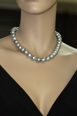 Ожерелье из 30 жемчужин из серебристого речного жемчуга. Жемчужины 12-13 мм